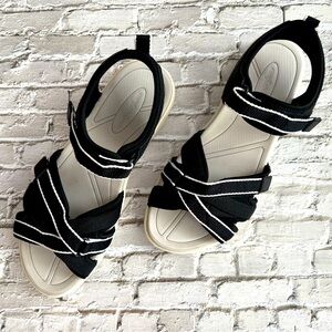 Comfortview Black White Strappy Velcro Lightweight Strap Sandals Size 9.5 Annora